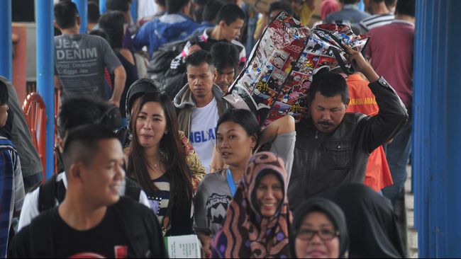Anies Akui Tak Kuasa Larang Warga Pulang Kampung Anie menyatakan bakal duduk bersama dengan pemerintah pusat untuk menggodok langkah hukum soal larangan warga pulang kampung di tengah wabah corona.