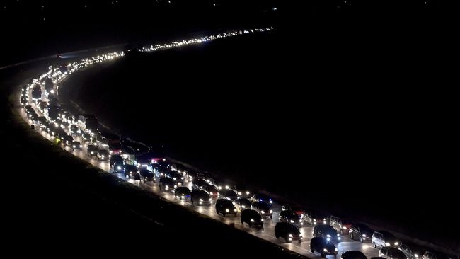 Macet Panjang di Cipularang, Area Peristirahatan Ditutup Kemacetan terjadi mulai dari kilometer 113 arah Jakarta.