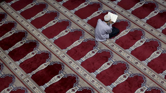 Tradisi bertakbir di masjid dapat menertibkan kegiatan takbir keliling yang seringkali menimbulkan gesekan.