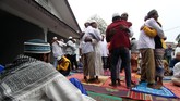 Potret Lebaran dari Berbagai Penjuru Indonesia Berbagai tempat di seluruh Indonesia merayakan lebaran dengan tradisi masing-masing. Seluruhnya diawali dengan pelaksanakan salat Ied.