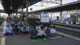 Potret Lebaran dari Berbagai Penjuru Indonesia Berbagai tempat di seluruh Indonesia merayakan lebaran dengan tradisi masing-masing. Seluruhnya diawali dengan pelaksanakan salat Ied.