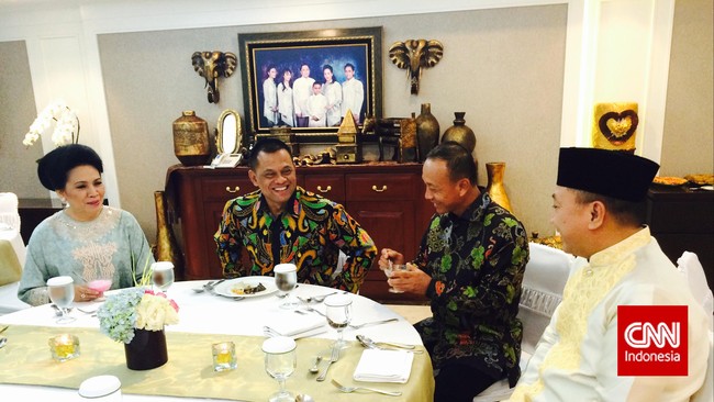 Selain menggandeng istri tercinta, ia mengajak serta Kepala Staf Angkatan Darat Letnan Jenderal Mulyono.