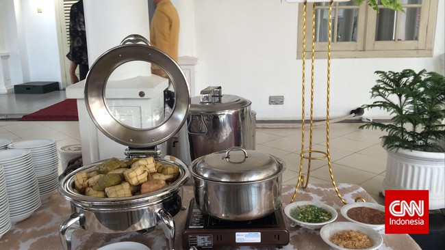 Lebih dari dua puluh jenis masakan khas Nusantara akan terhidang di Istana Wakil Presiden Jusuf Kalla untuk tamu-tamu yang datang ke acara open house.
