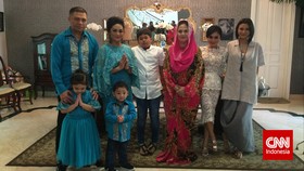 Baju Serba Biru Tosca di Lebaran Krisdayanti