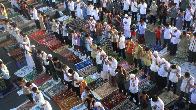 Ribuan umat muslim melaksanakan Salat Id , di ruas jalan simpang Senen, Jakarta, Jumat (17/7). Pemerintah menetapkan Hari Raya Idul Fitri 1436 Hijriah jatuh pada Jumat (17/7).. ANTARA FOTO/Fanny Kusumawardhani/hp/15