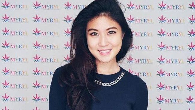 Lagu Selamat Hari Raya yang dinyanyikan Elizabeth Tan menggema di Malaysia, Singapura, dan Indonesia. Menariknya, ia sejatinya bukan seorang muslim.
