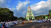 Potret Lebaran dari Berbagai Penjuru Indonesia Berbagai tempat di seluruh Indonesia merayakan lebaran dengan tradisi masing-masing. Seluruhnya diawali dengan pelaksanakan salat Ied.