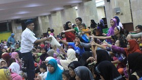 Cegah Ricuh, Sandi Larang Pembagian Zakat di Tempat Terbuka