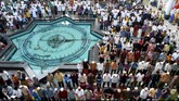 Potret Lebaran dari Berbagai Penjuru Indonesia Berbagai tempat di seluruh Indonesia merayakan lebaran dengan tradisi masing-masing. Seluruhnya diawali dengan pelaksanakan salat Ied.