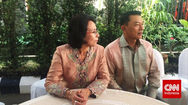 Penutupan bandara Juanda Surabaya akibat aktivitas vulkanik Gunung Raung, membuat mantan Panglima TNI memutar otak demi mencapai kampung halaman.