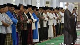 Potret Lebaran dari Berbagai Penjuru Indonesia Berbagai tempat di seluruh Indonesia merayakan lebaran dengan tradisi masing-masing. Seluruhnya diawali dengan pelaksanakan salat Ied.