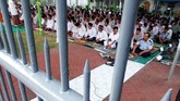 Potret Lebaran dari Berbagai Penjuru Indonesia Berbagai tempat di seluruh Indonesia merayakan lebaran dengan tradisi masing-masing. Seluruhnya diawali dengan pelaksanakan salat Ied.