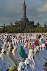 Potret Lebaran dari Berbagai Penjuru Indonesia Berbagai tempat di seluruh Indonesia merayakan lebaran dengan tradisi masing-masing. Seluruhnya diawali dengan pelaksanakan salat Ied.