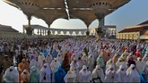 Potret Lebaran dari Berbagai Penjuru Indonesia Berbagai tempat di seluruh Indonesia merayakan lebaran dengan tradisi masing-masing. Seluruhnya diawali dengan pelaksanakan salat Ied.