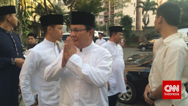 Mantan capres Prabowo Subianto melakukan salat Ied bersama dengan anggota Koalisi Merah Putih Aburizal Bakrie di masjid keluarga Bakrie di Jakarta.