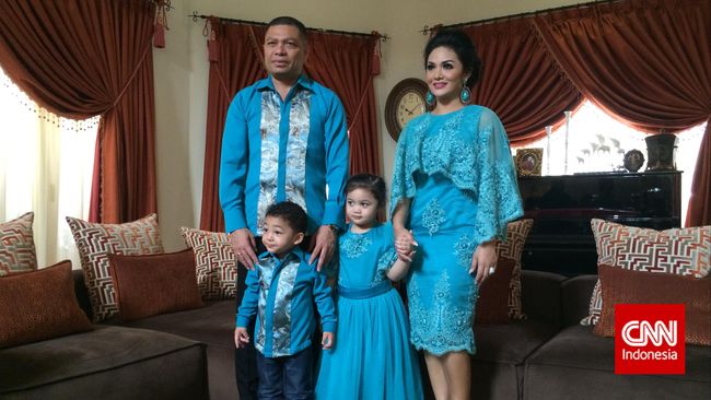 Baju baru yang indah dan cantik juga jadi salah satu perhatian saat Lebaran. Tradisi ini juga ada di keluarga penyanyi Krisdayanti.