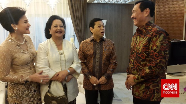 Kepala Staf Kepresidenan Luhut Binsar Panjaitan menyambangi rumah dinas Ketua DPR Setya Novanto.