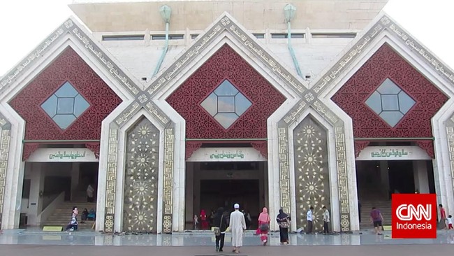 Selesai salat kusuf, ribuan masyarakat menyaksikan terjadinya gerhana matahari di halaman Masjid At-Tin.