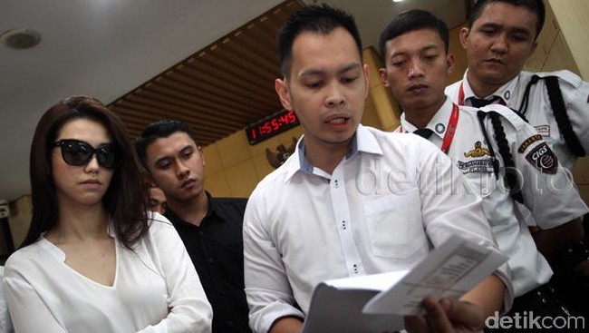 Velove Vexia tercatat sudah dua kali menyambangi gedung komisi antirasuah pada Jumat (17/7) dan Sabtu (18/7). Namun, Velove gagal menemui sang papa.