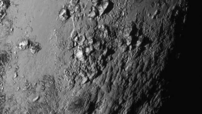 Di Pluto, ada gunung berapi yang mirip dengan di Bumi. Walaupun, tetap saja ada perbedaan antara gunung berapi di Bumi dengan di 'Planet Kerdil' itu.