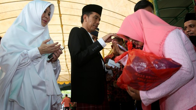 Pembagian sembako oleh Presiden Jokowi disebut wajar sebagai bentuk komunikasi dengan warganya dan itu dilakukan sebelum tahap kampanye.