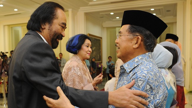 Posisi sentral Ketua Umum NasDem Surya Paloh dalam koalisi partai pendukung pemerintah Jokowi bisa dianggap sebanding dengan Megawati Soekarnoputri.