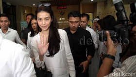 Velove Vexia Desak KPK Izinkan Bertemu OC Kaligis