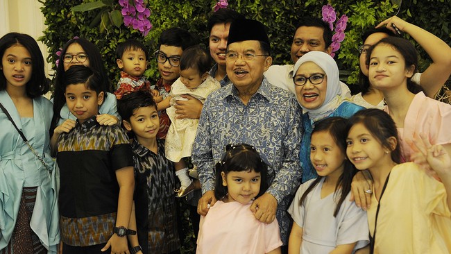 Jusuf Kalla muda jatuh hati pada kesederhanaan Mufidah, adik kelasnya semasa SMA. Kerasnya hati Mufidah membuat JK harus berjuang ekstra untuk mendapatkannya.