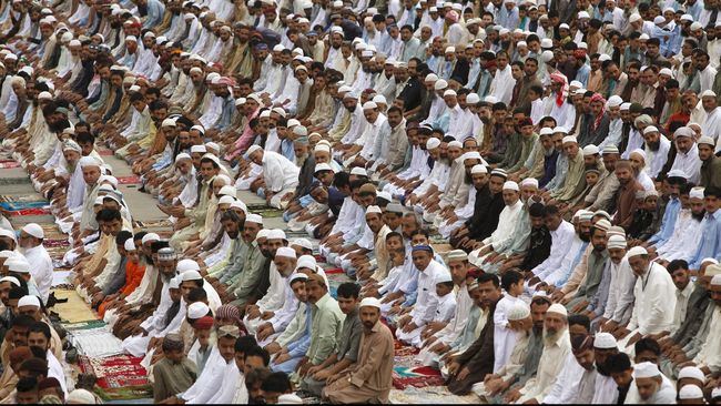 Karachi dulunya merupakan ibukota Pakistan. Kota terbesar di Pakistan ini menjadi pusat ekonomi dan komersial negara dengan tiga pelabuhan terbesar di dalamnya.