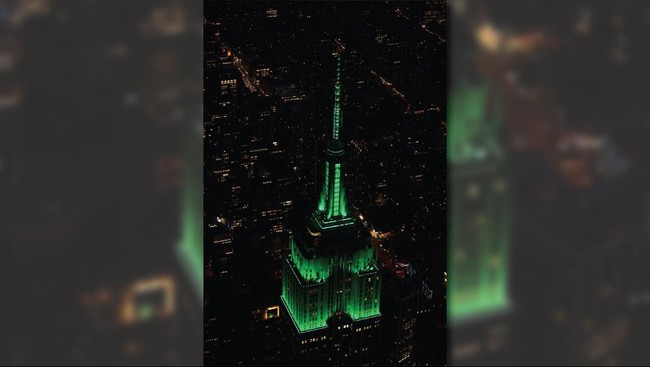 Gedung Empire State Building terlihat menyala hijau di langit New York pada Jumat (17/7) malam dalam rangka menyambut Idul Fitri. 