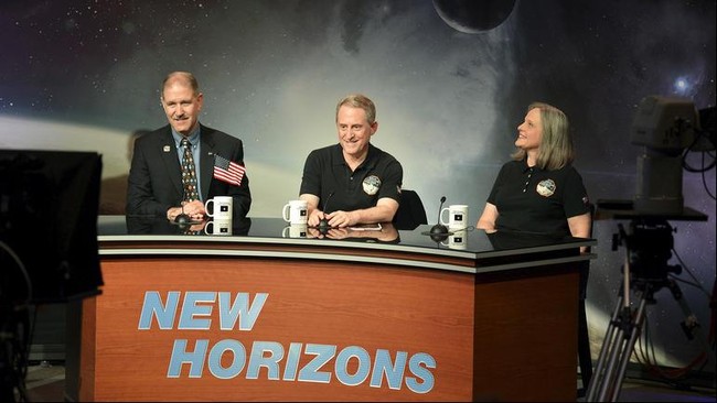 Pahlawan di balik misi bersejarah ke Planet Pluto sebetulnya adalah seorang perempuan, yang di antara stafnya dipanggil “Mom”.