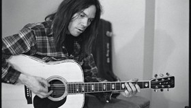Neil Young Akan Rilis Album yang Direkam Empat Dekade Lalu