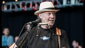 Neil Young Minta Dihapus dari Spotify Imbas Podcast Joe Rogan