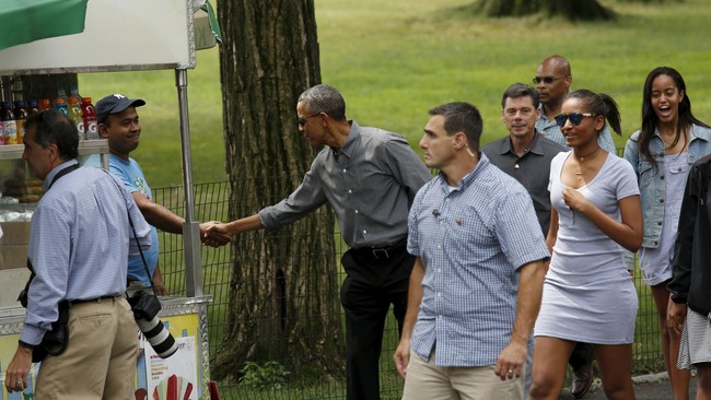 Presiden Barack Obama tetap dijaga ketat ketika berjalan-jalan dengan puterinya di Central Park, New York untuk menikmati pemandangan kota itu.