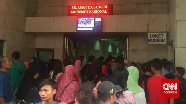 Jika pada akhir pekan biasanya para pedagang harus bersabar menjajakan dagangannya hingga petang, kali ini dalam waktu kurang dari lima jam dagangan pun ludes.