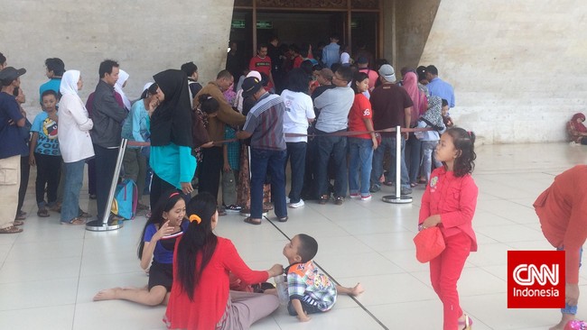 Keinginan untuk menaiki puncak Monas mungkin tidak lagi dimiliki penduduk ibu kota. Namun, hal berbeda justru dirasakan oleh warga di luar Jakarta.