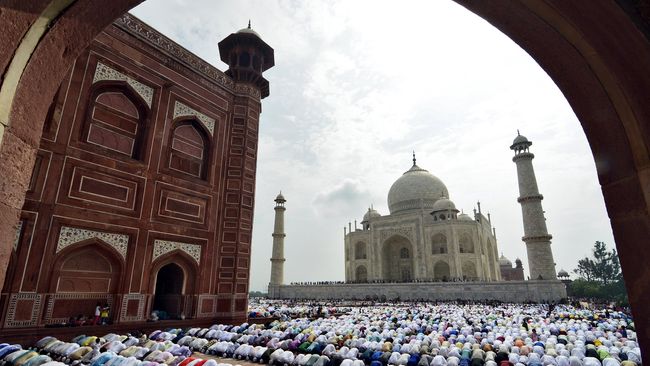 Badan pengelola Taj Mahal menerapkan aturan berada di kompleks pemakaman itu selama tiga jam karena kompleks itu terlalu padat orang.