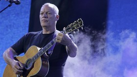 David Gilmour Nyanyikan Lagu 'Here, There and Everywhere'