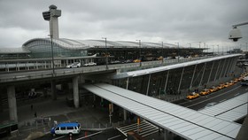 Tembakan Dilaporkan di Bandara New York, Penumpang Dievakuasi
