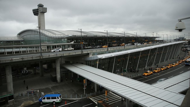 Ribuan penumpang di Bandara JFK, New York, dilanda kepanikan dan akhirnya dievakuasi setelah polisi menerima laporan adanya tembakan pistol di Terminal 8.