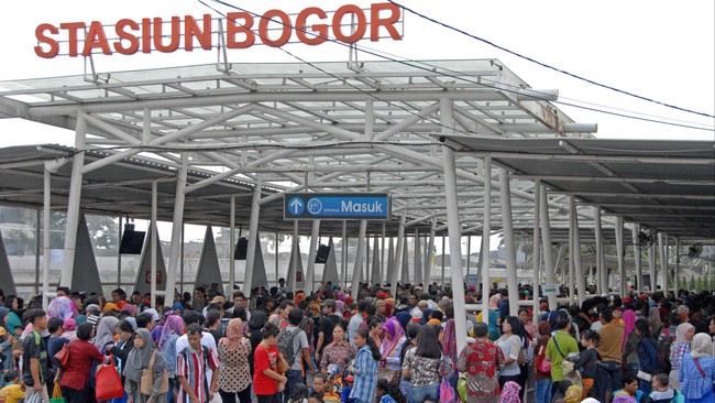 Bila kamu mengunjungi kota Bogor, kamu pasti pernah melihat sesosok patung yang berada di lokasi dekat dengan stasiun Bogor. Siapa dia?