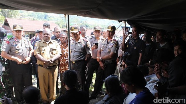 Bangunan yang terbakar di Tolikara bukan hanya milik penduduk muslim. Penganut Kristen dari Toraja ikut menjadi pengungsi. Khofifah hari ini kunjungi Tolikara.