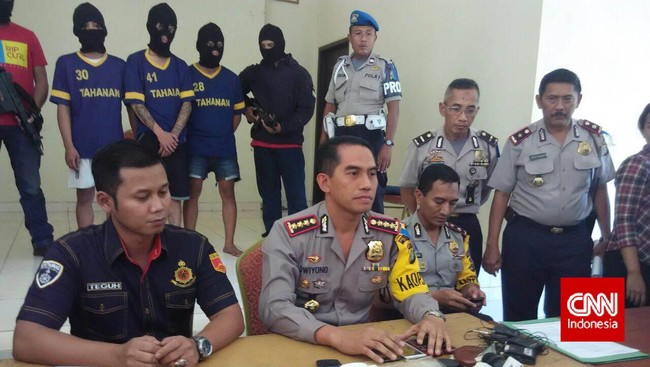 Buku berisi kartu-kartu nama narasumber dan kolega serta alat perekam suara atau recorder bukan barang yang menghasilkan duit banyak jika dijual perampok.