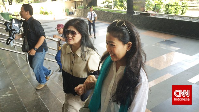 Artis Olivia Zalianti dan ibundanya, Tetty Liz Zalianti berharap adanya proses hukum yang adil untuk OC Kaligis.