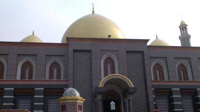 Masjid Dian Al-Mahri lebih populer dengan nama Masjid Kubah Emas karena kubahnya yang dilapisi emas murni 24 karat.