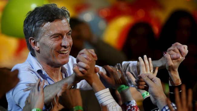 Mauricio Macri dinyatakan memenangi pemilu presiden Argentina pada Minggu (22/11), mengalahkan kandidat dari partai berkuasa, Daniel Scioli.