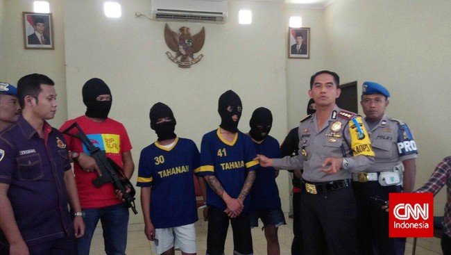 D ditangkap di Bandung, Jawa Barat, Senin petang (20/7), pada hari yang sama dengan penangkapan tiga pelaku lainnya dini harinya. Mereka berkomplot.