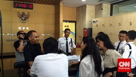 Istri Muda Gubernur Gatot Bersaksi untuk Anak Buah OC Kaligis