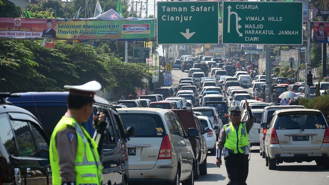 Penutupan jalur berlaku bagi kendaraan bernomor polisi luar kota untuk menghindari kemacetan total di sepanjang jalur menuju Puncak.