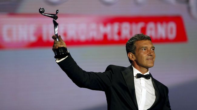 Antonio Banderas menyebut setiap hari ia harus bangun pukul 02.30 pagi dan berdandan selama lima jam untuk menjadi sang pelukis maestro.